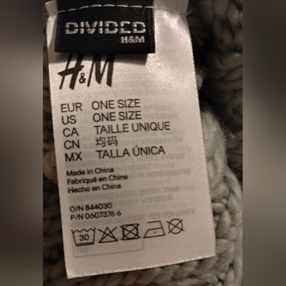 H&M Divided NWOT OSFM Silver metallic beanie - Picture 4 of 7